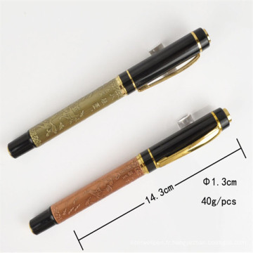 Le stylo de rouleau a conçu en vedette de fibre de carbone de luxe avec le stylo en métal